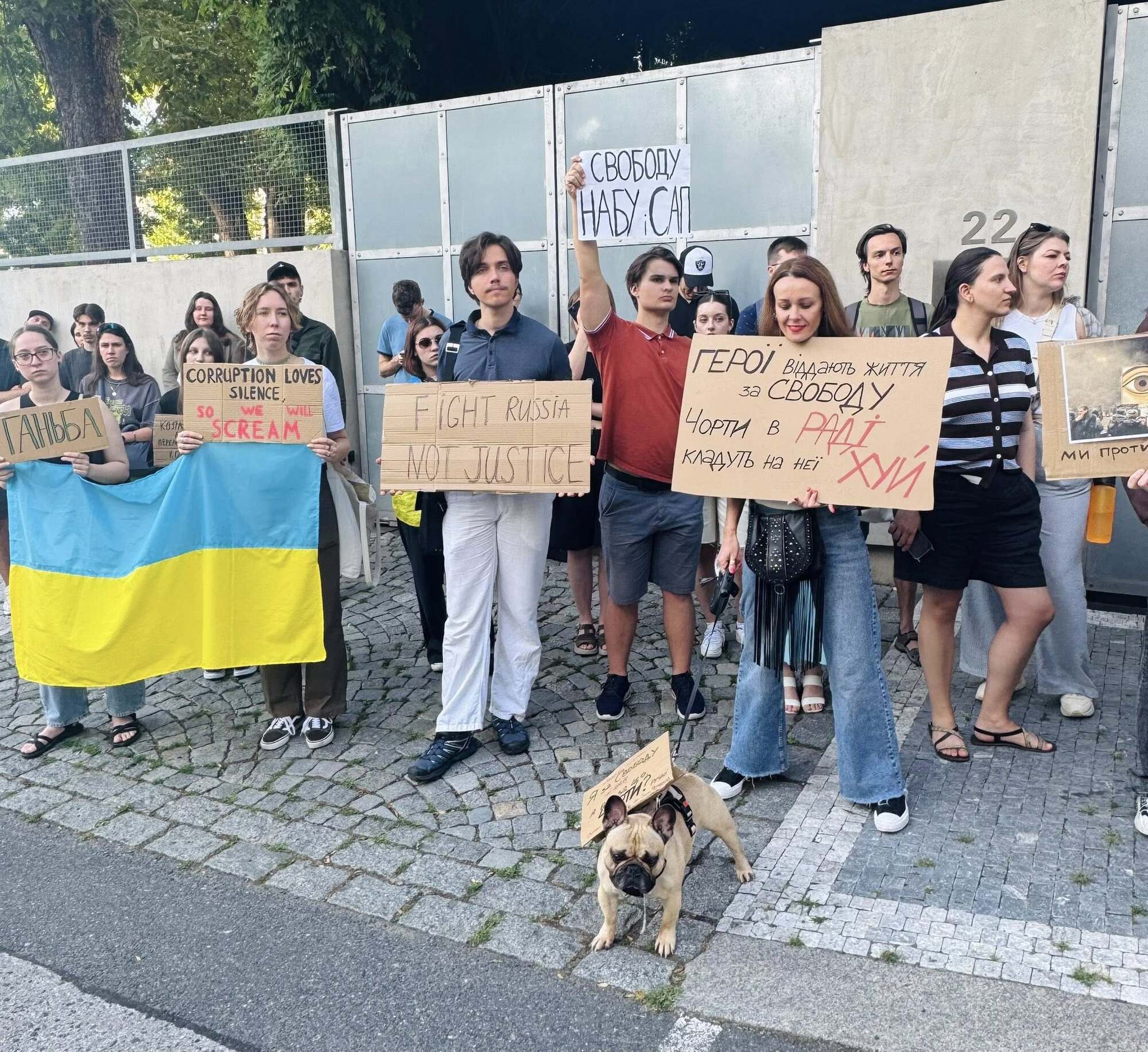 Украинцы в Варшаве и Праге также вышли на протест против закона о НАБУ и САП. Фото и видео