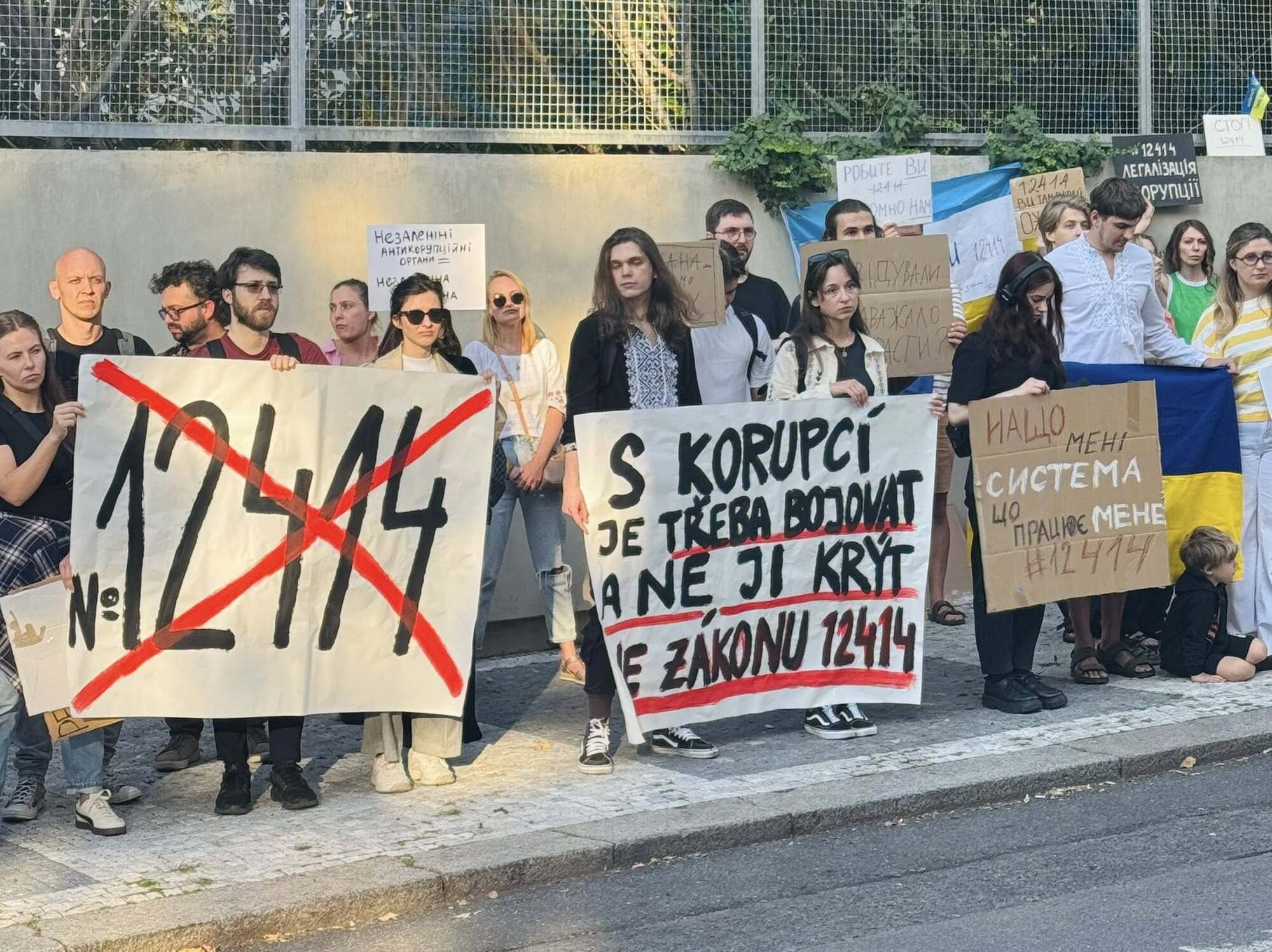 Украинцы в Варшаве и Праге также вышли на протест против закона о НАБУ и САП. Фото и видео