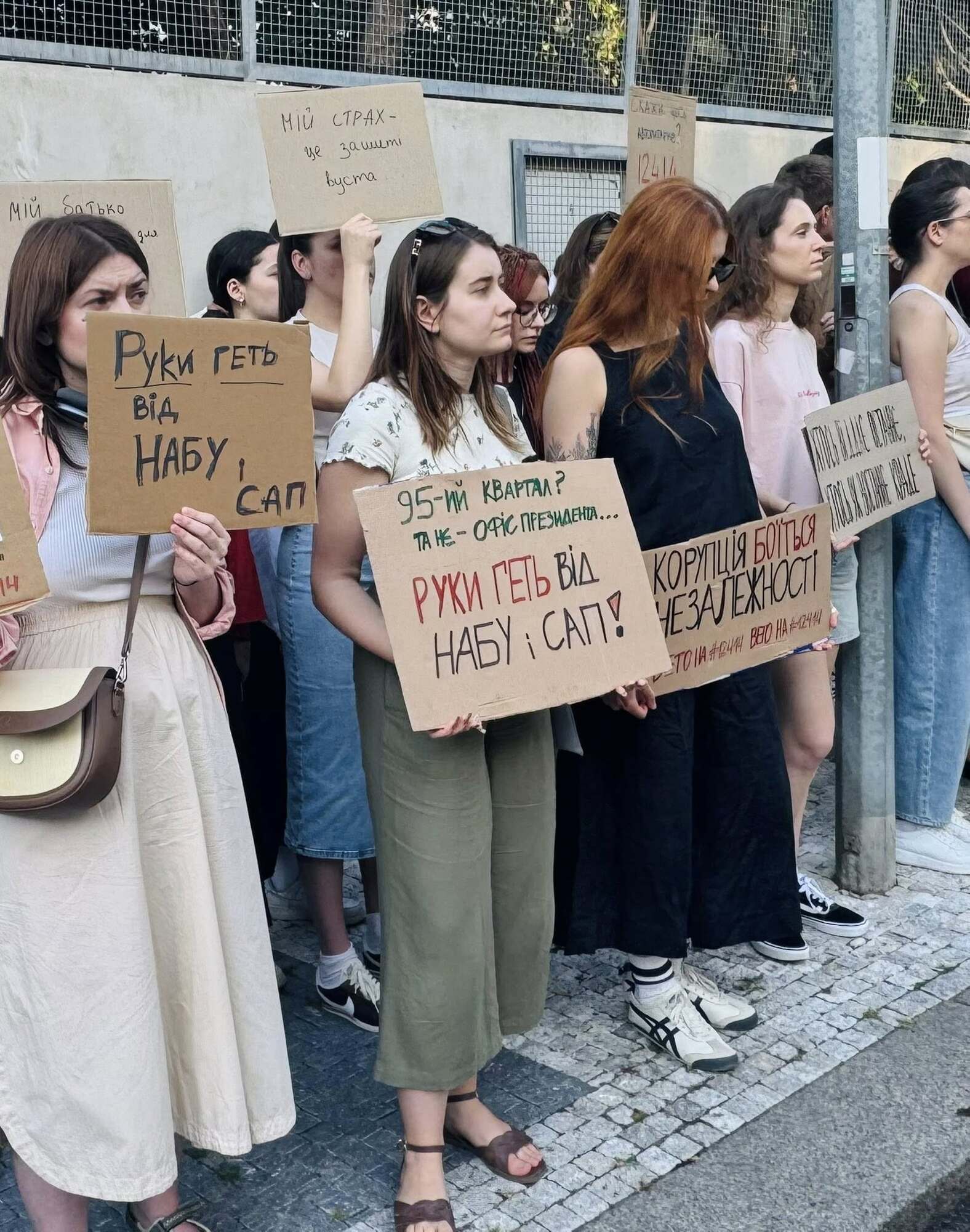 Украинцы в Варшаве и Праге также вышли на протест против закона о НАБУ и САП. Фото и видео