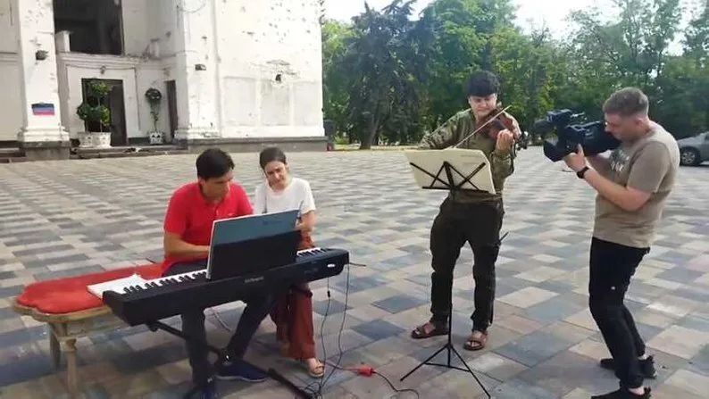 В Италии отменили концерт пророссийского пианиста Романовского, который играл на руинах Мариуполя