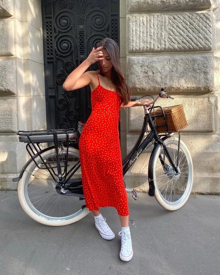 Новый яркий цвет стал летним трендом: как его стилизовать