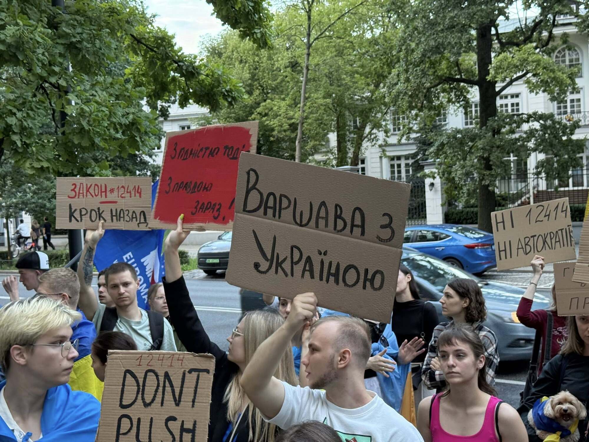 Украинцы в Варшаве и Праге также вышли на протест против закона о НАБУ и САП. Фото и видео