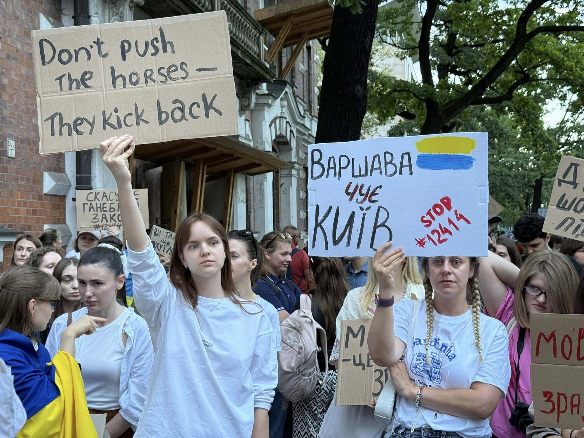 Украинцы в Варшаве и Праге также вышли на протест против закона о НАБУ и САП. Фото и видео