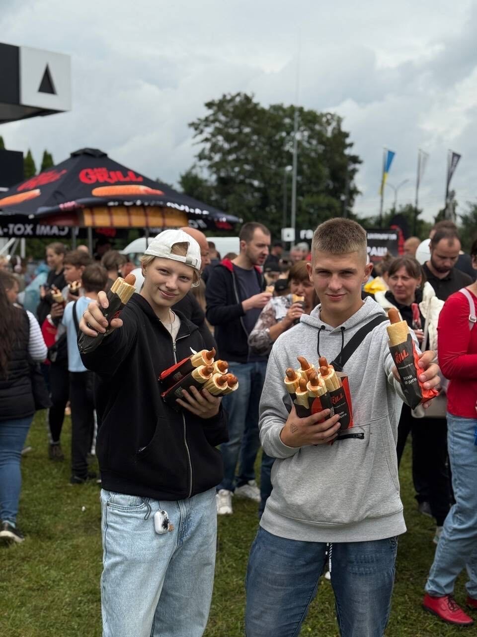 Mr.Grill и Ukrnafta установили рекорд Украины по приготовлению 1000 хот-догов на АЗК