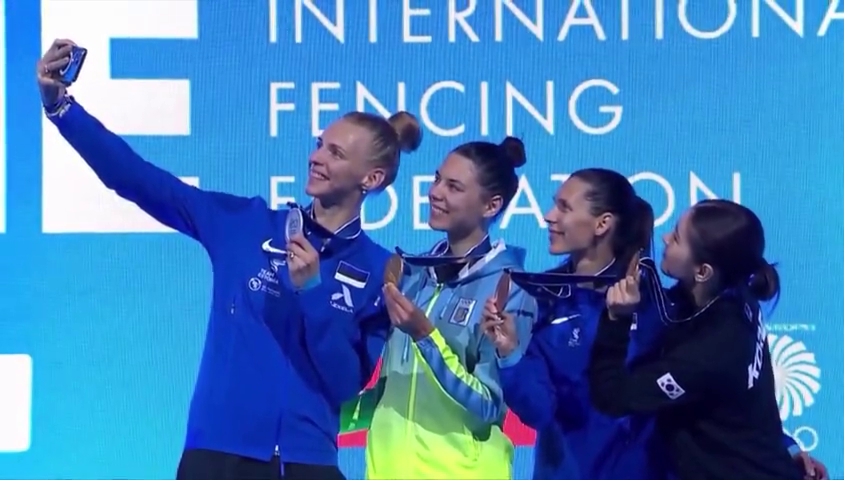 Украинская фехтовальщица вынудила чемпиона России стоя слушать гимн Украины, а затем развернулась и ушла с подиума, чтобы не делать совместного фото на ЧМ-2025. Видео