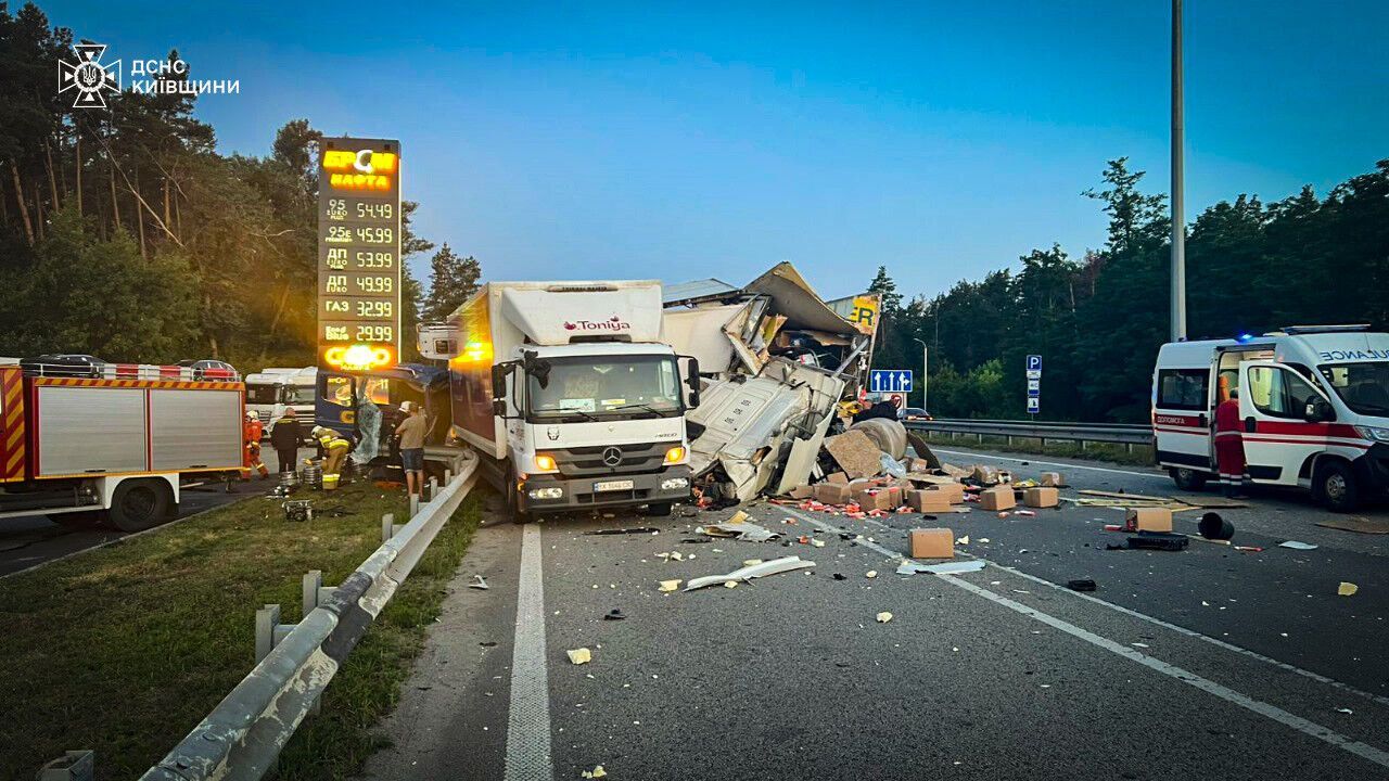 Під Києвом сталась ДТП за участі трьох вантажівок: є постраждалі. Подробиці, фото та відео