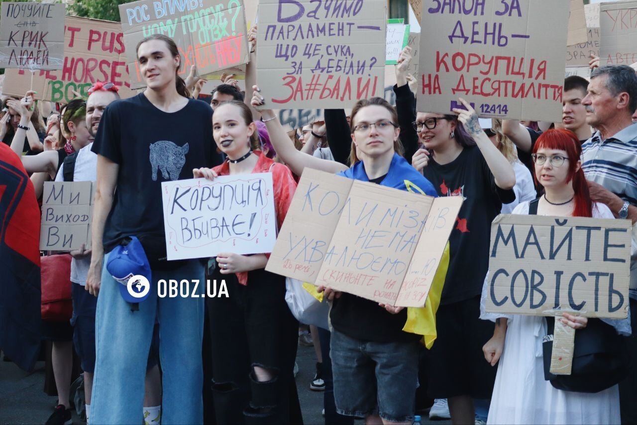 В Украине третий день подряд проходят акции протеста против закона о НАБУ и САП. Фото и видео