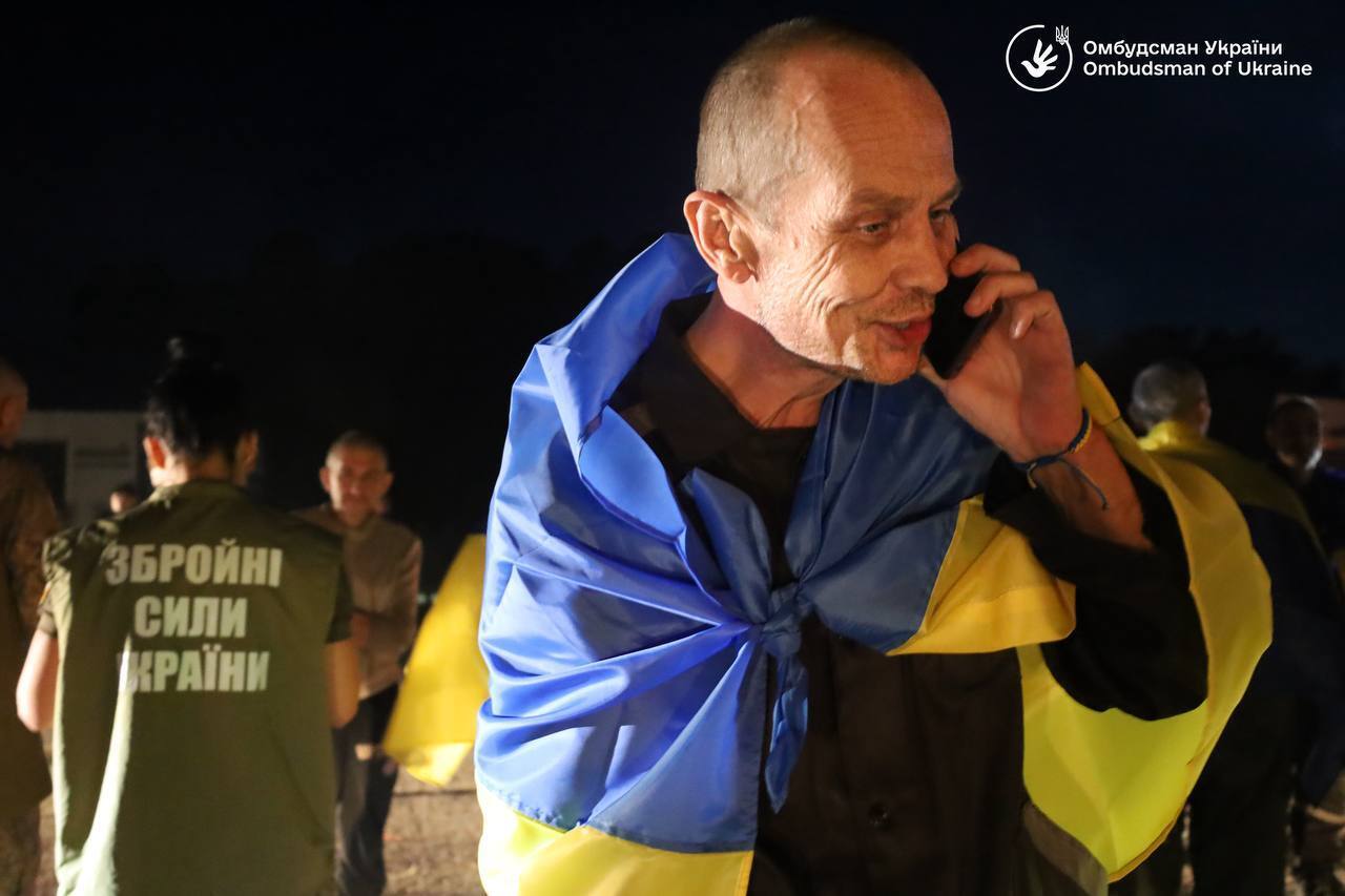 Домой возвращаются тяжелобольные и тяжелораненые защитники: Украина и Россия провели обмен пленными. Фото и видео