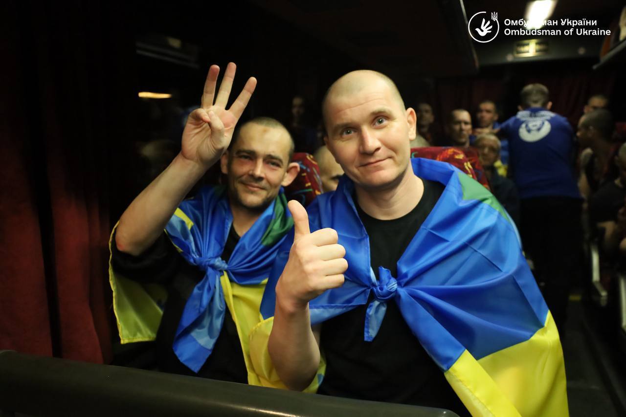 Домой возвращаются тяжелобольные и тяжелораненые защитники: Украина и Россия провели обмен пленными. Фото и видео