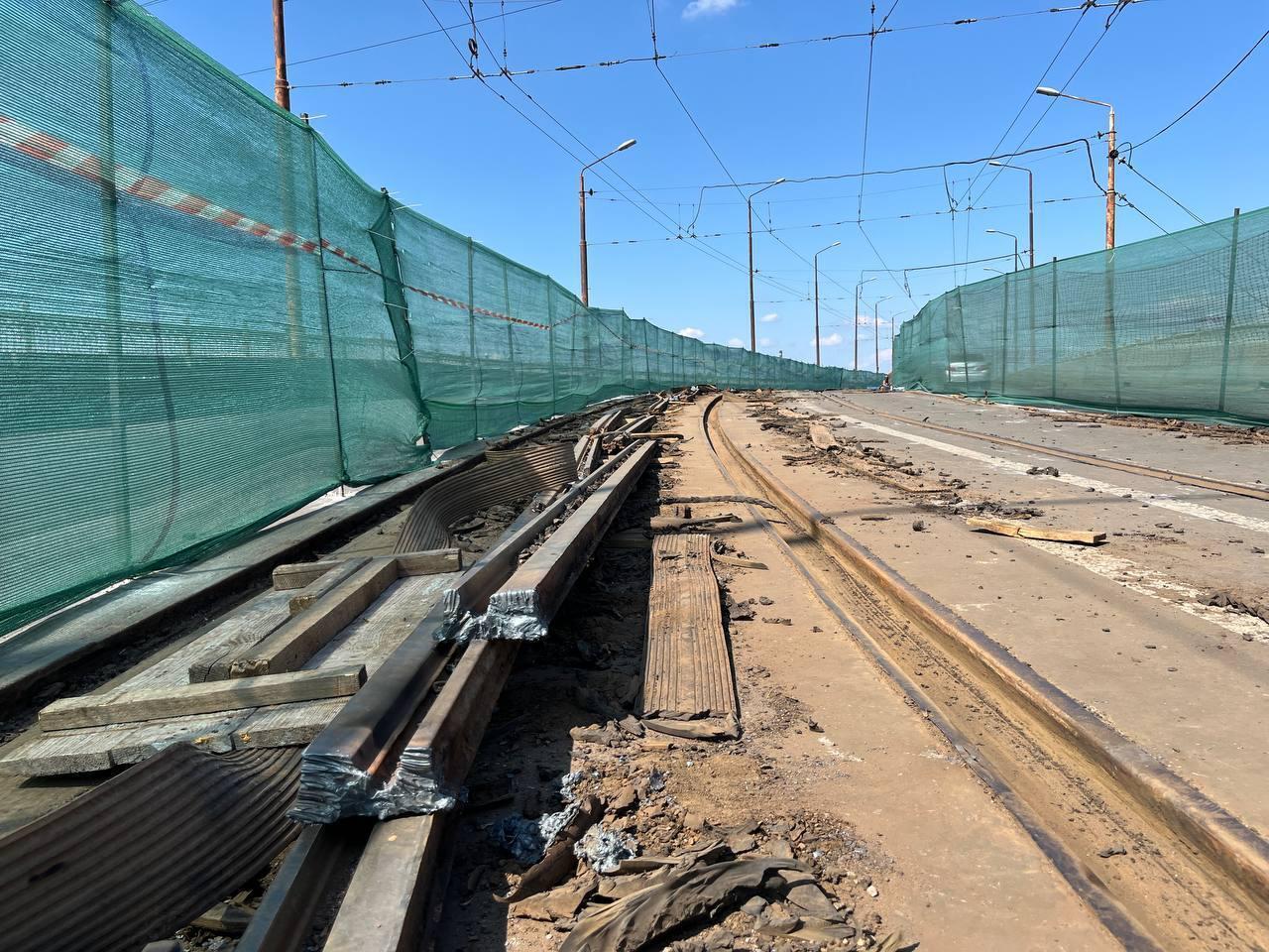 В Днепре на Старом мосту стартовал капитальный ремонт трамвайных путей