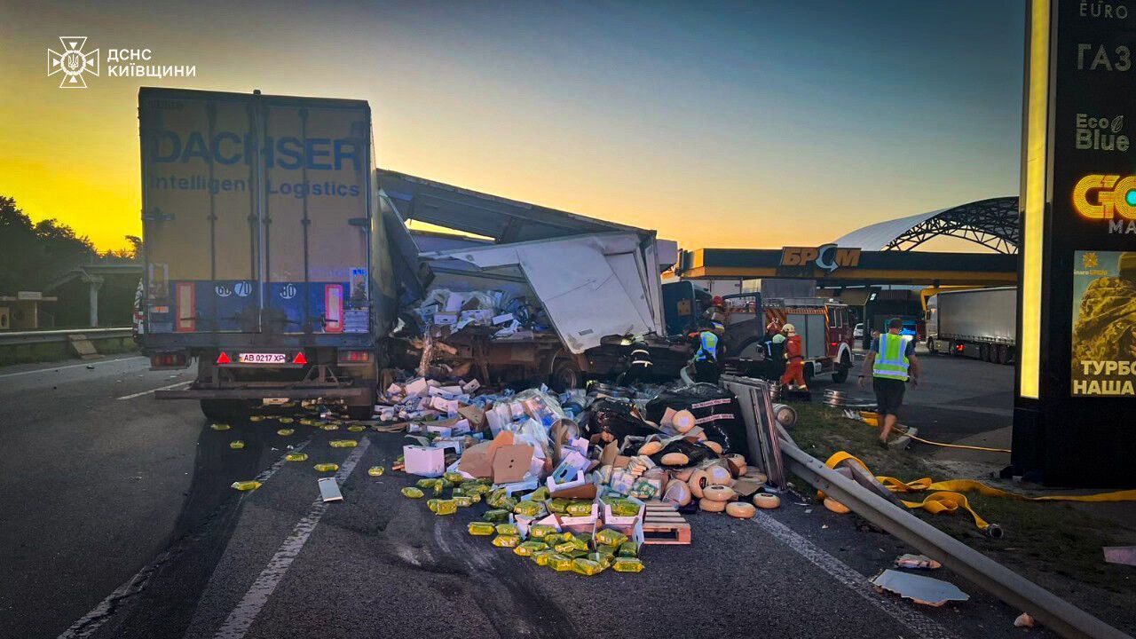 Під Києвом сталась ДТП за участі трьох вантажівок: є постраждалі. Подробиці, фото та відео