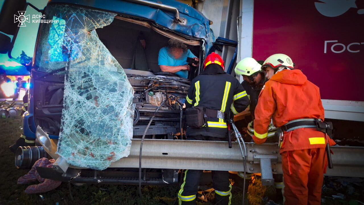 Під Києвом сталась ДТП за участі трьох вантажівок: є постраждалі. Подробиці, фото та відео