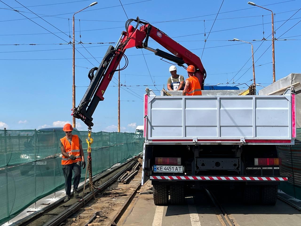 В Днепре на Старом мосту стартовал капитальный ремонт трамвайных путей