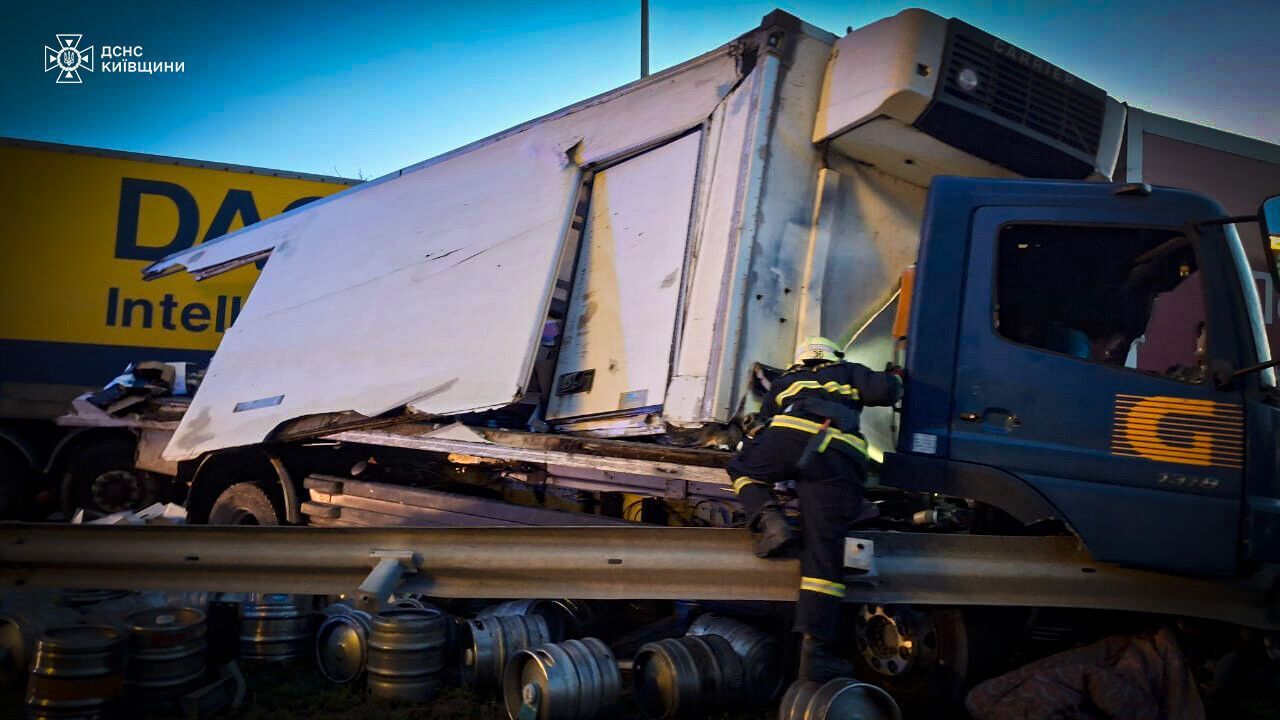 Під Києвом сталась ДТП за участі трьох вантажівок: є постраждалі. Подробиці, фото та відео