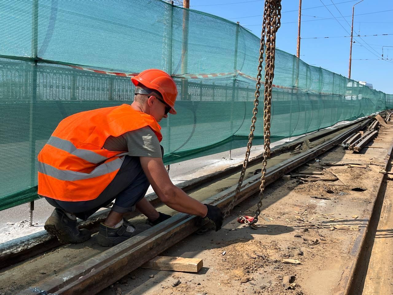 В Днепре на Старом мосту стартовал капитальный ремонт трамвайных путей