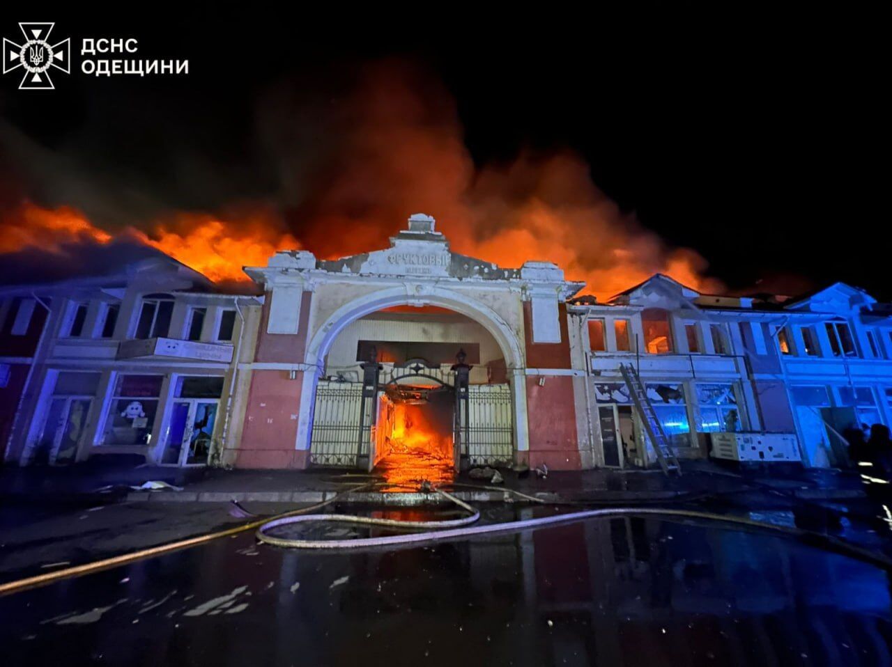 Армія Росії вдарила по легендарному "Привозу" в Одесі: у мережі показали сумне фото тижня
