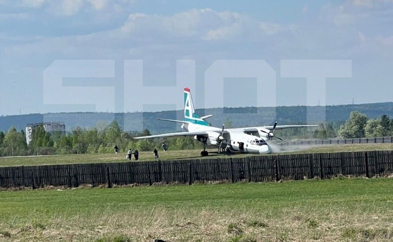 Нашли обломки: в России разбился пассажирский самолет с десятками человек на борту. Видео