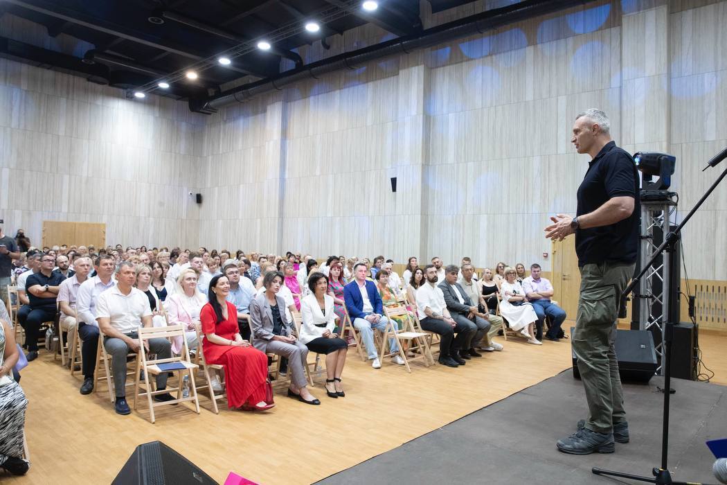 Они достойно выполняют свою миссию: Кличко поздравил киевских медиков с наступающим профессиональным праздником и вручил награды