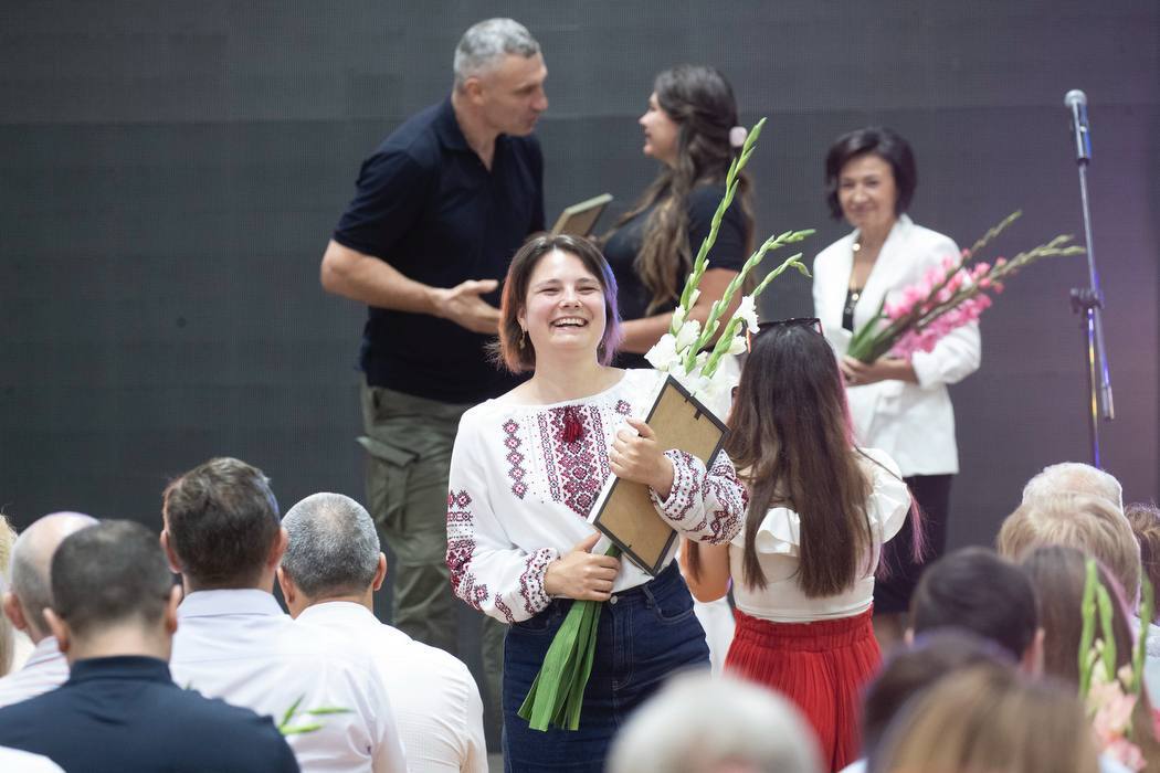 Они достойно выполняют свою миссию: Кличко поздравил киевских медиков с наступающим профессиональным праздником и вручил награды