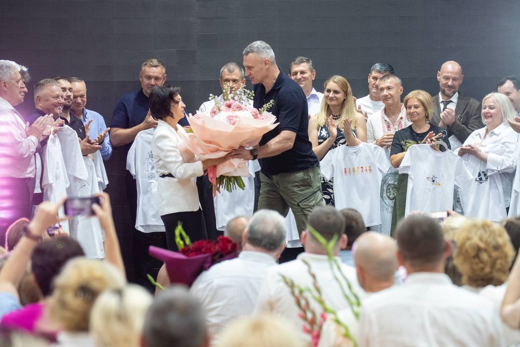 Они достойно выполняют свою миссию: Кличко поздравил киевских медиков с наступающим профессиональным праздником и вручил награды