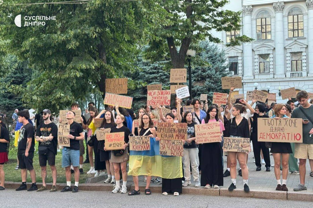 В Украине третий день подряд проходят акции протеста против закона о НАБУ и САП. Фото и видео
