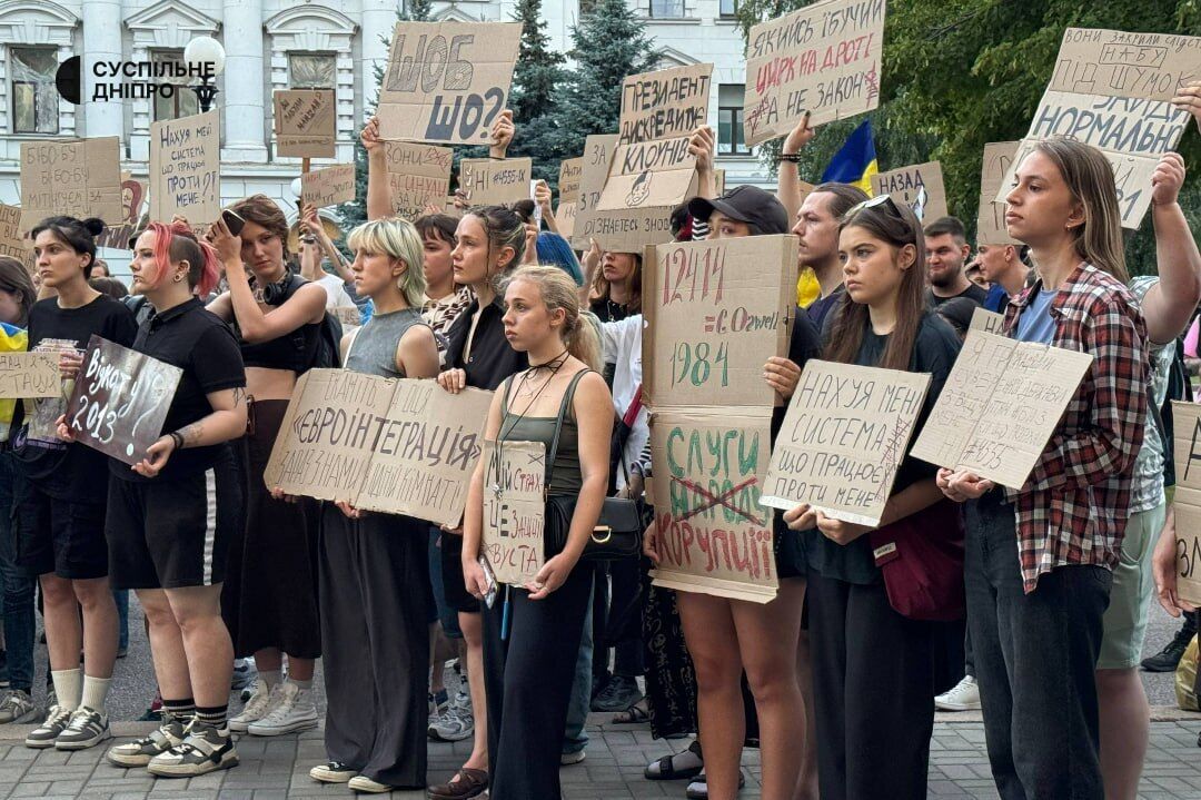 В Украине третий день подряд проходят акции протеста против закона о НАБУ и САП. Фото и видео