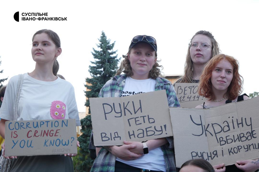 В Украине третий день подряд проходят акции протеста против закона о НАБУ и САП. Фото и видео