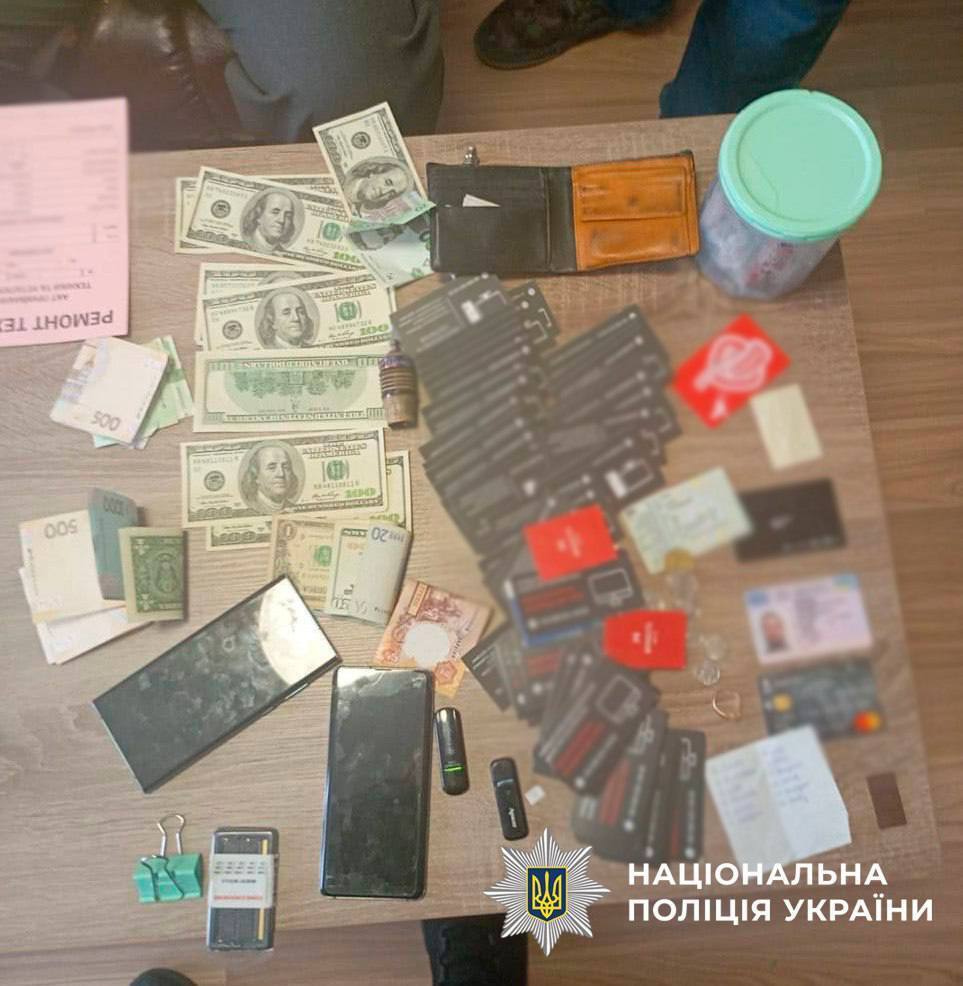 В Киеве задержали "компьютерных мастеров", которые обманули пенсионеров на 1 млн грн. Фото