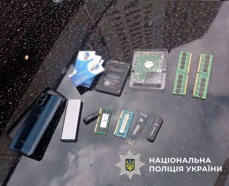 В Киеве задержали "компьютерных мастеров", которые обманули пенсионеров на 1 млн грн. Фото