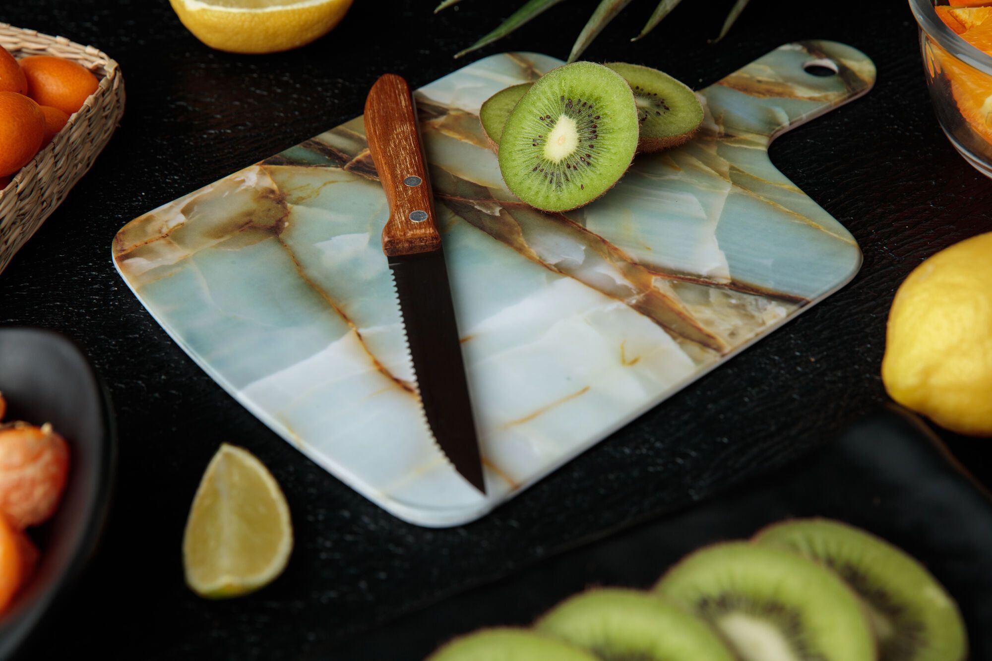 Пластиковая или деревянная: какая кухонная доска лучше