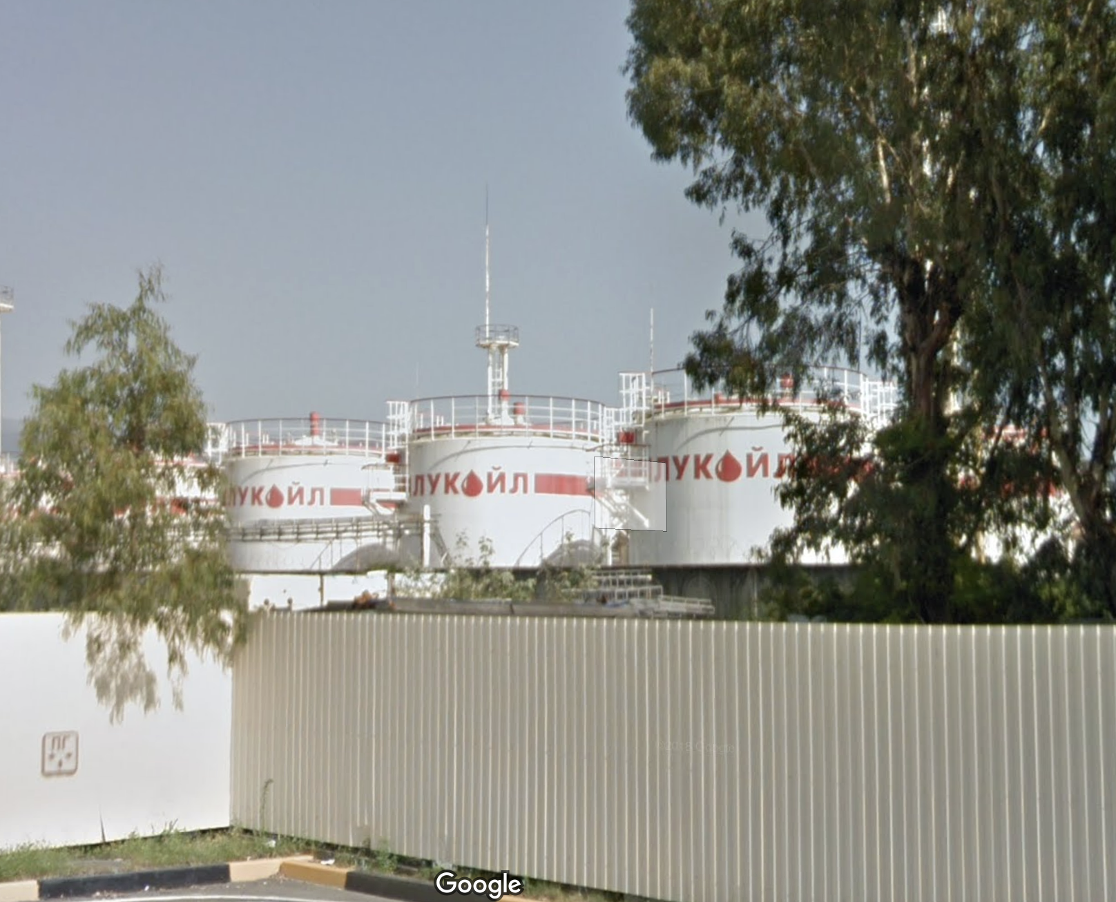 У Сочі прогриміли вибухи: уражено нафтобазу, спалахнула пожежа. Відео