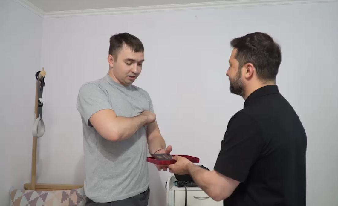 Зеленский посетил украинских воинов, которые проходят реабилитацию после ранений, и вручил награды. Видео