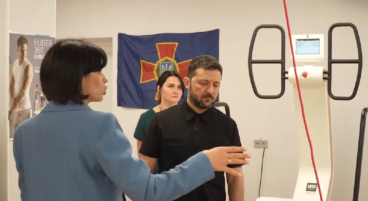 Зеленский посетил украинских воинов, которые проходят реабилитацию после ранений, и вручил награды. Видео