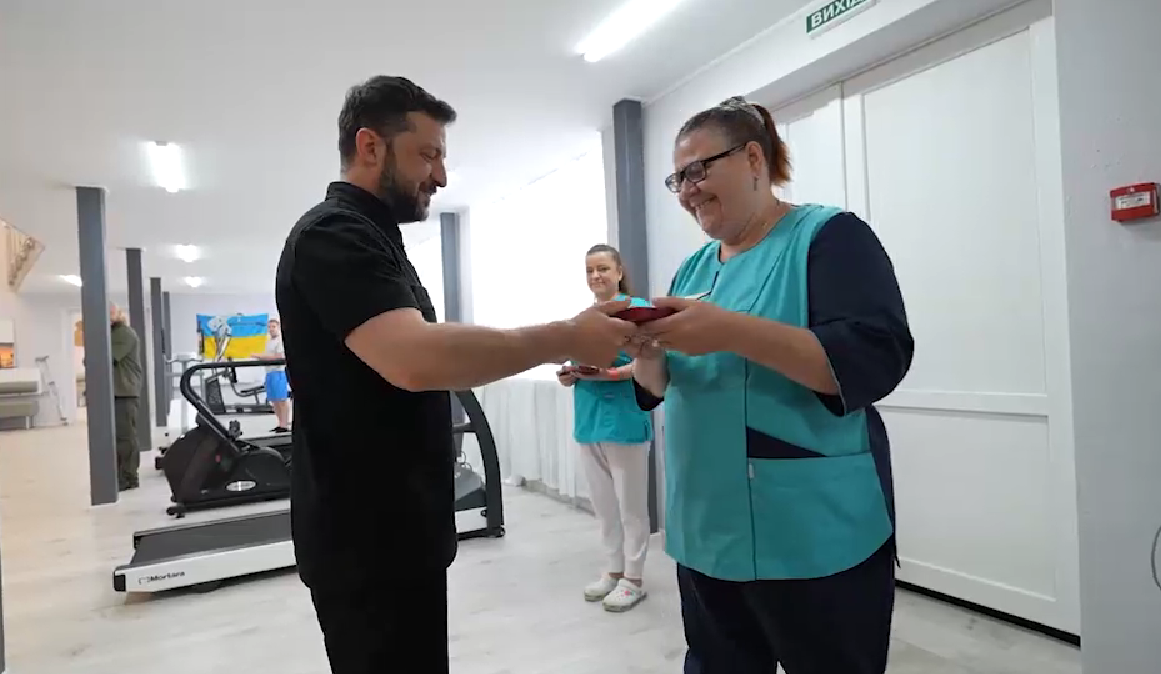 Зеленский посетил украинских воинов, которые проходят реабилитацию после ранений, и вручил награды. Видео