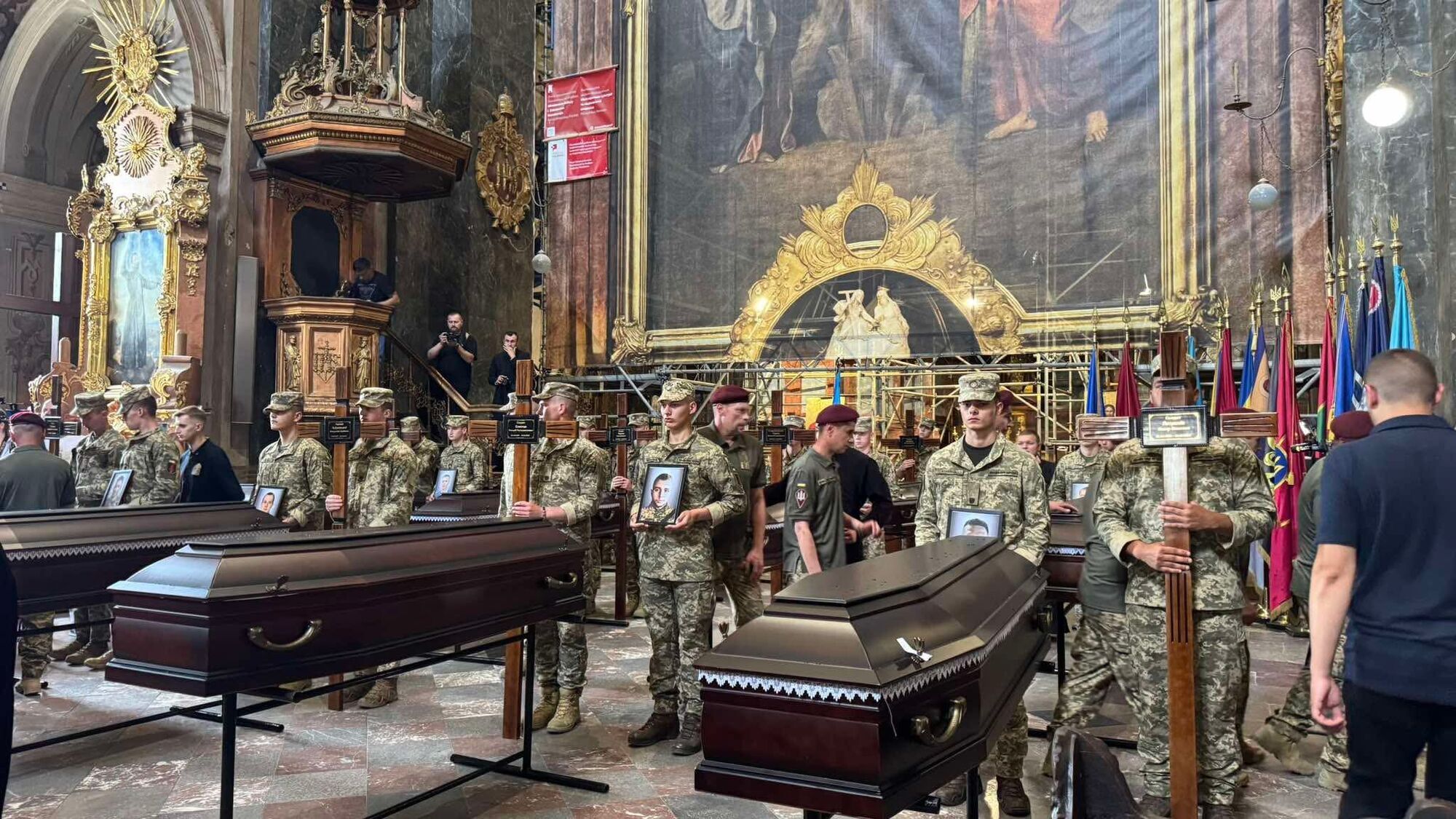 На щиті: у Львові поховали 12 військовополонених, які загинули під час падіння літака Іл-76 у Росії. Фото