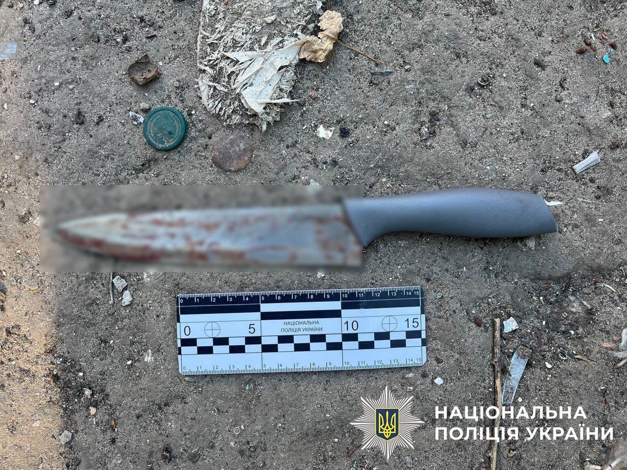У Києві ревнивець побачив дружину з іншим та вдарив суперника ножем у груди. Подробиці та фото