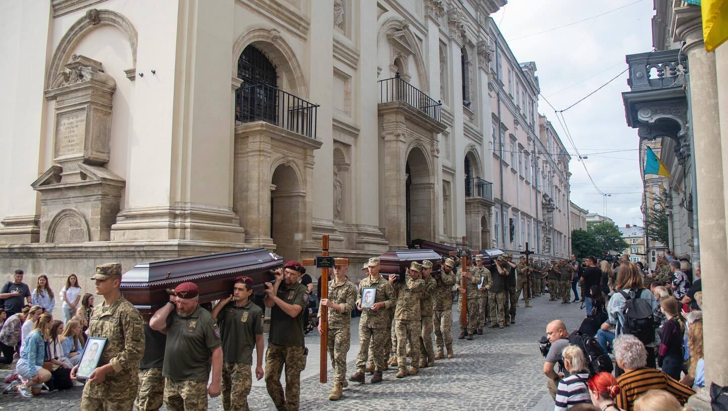 На щиті: у Львові поховали 12 військовополонених, які загинули під час падіння літака Іл-76 у Росії. Фото