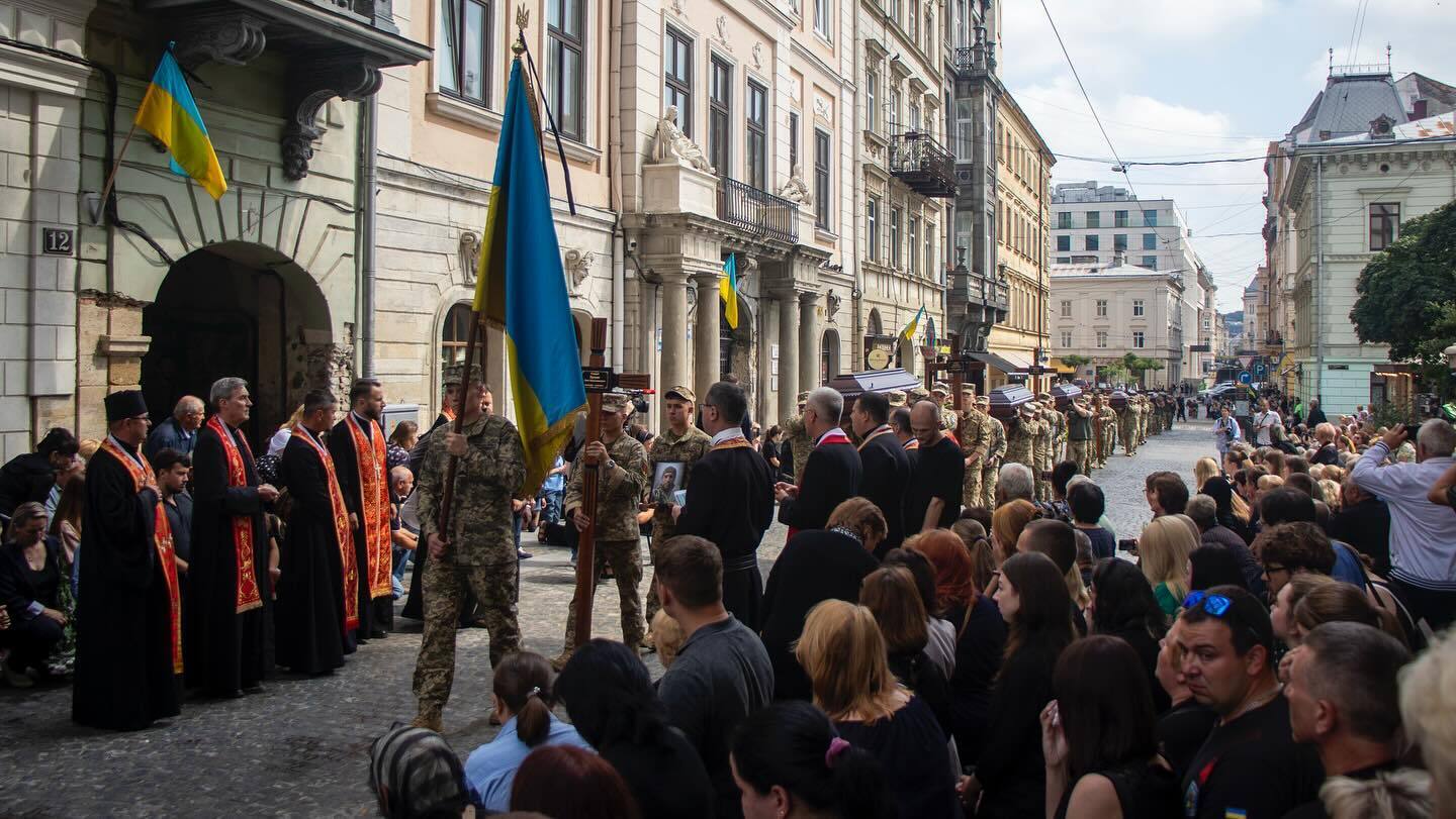На щиті: у Львові поховали 12 військовополонених, які загинули під час падіння літака Іл-76 у Росії. Фото