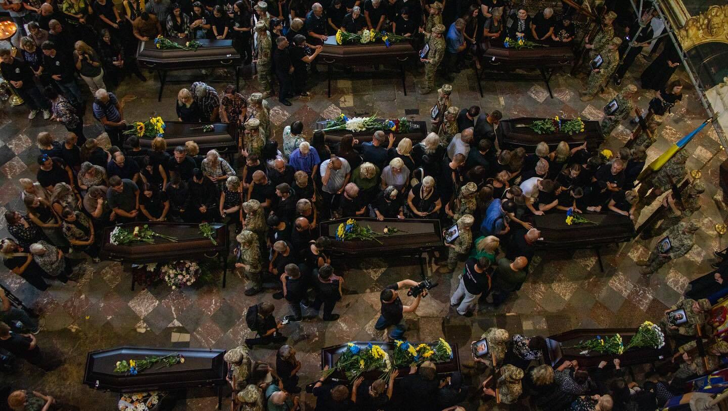 На щиті: у Львові поховали 12 військовополонених, які загинули під час падіння літака Іл-76 у Росії. Фото