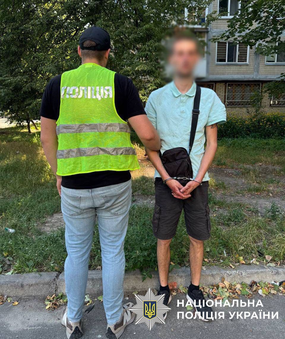 У Києві ревнивець побачив дружину з іншим та вдарив суперника ножем у груди. Подробиці та фото