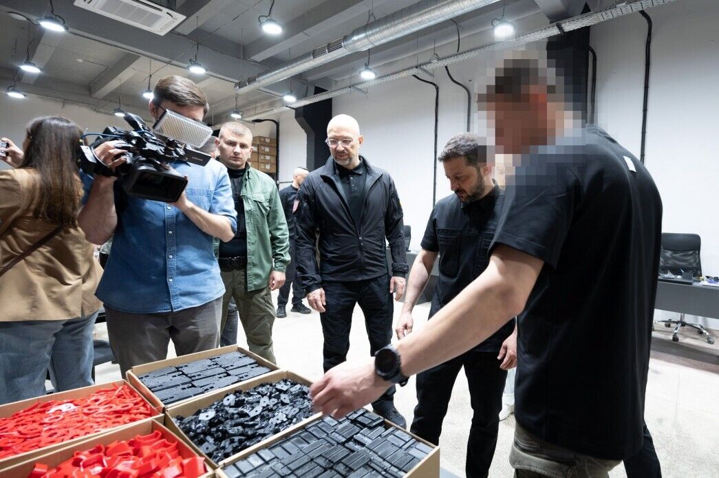 Минимум 1000 в сутки: Зеленский поставил задачу производителям дронов-перехватчиков. Видео