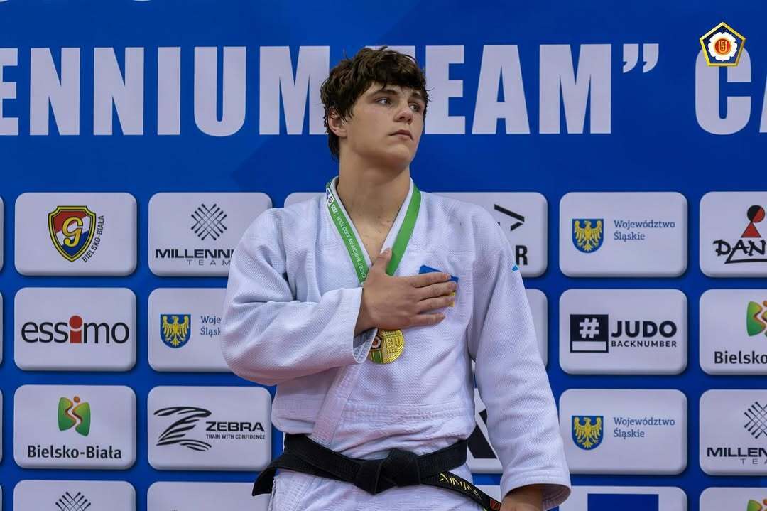 "Когда высаживали военных РФ": сын погибшего защитника рассказал о медали чемпионата мира, борьбе с россиянами и отказе общаться с ними