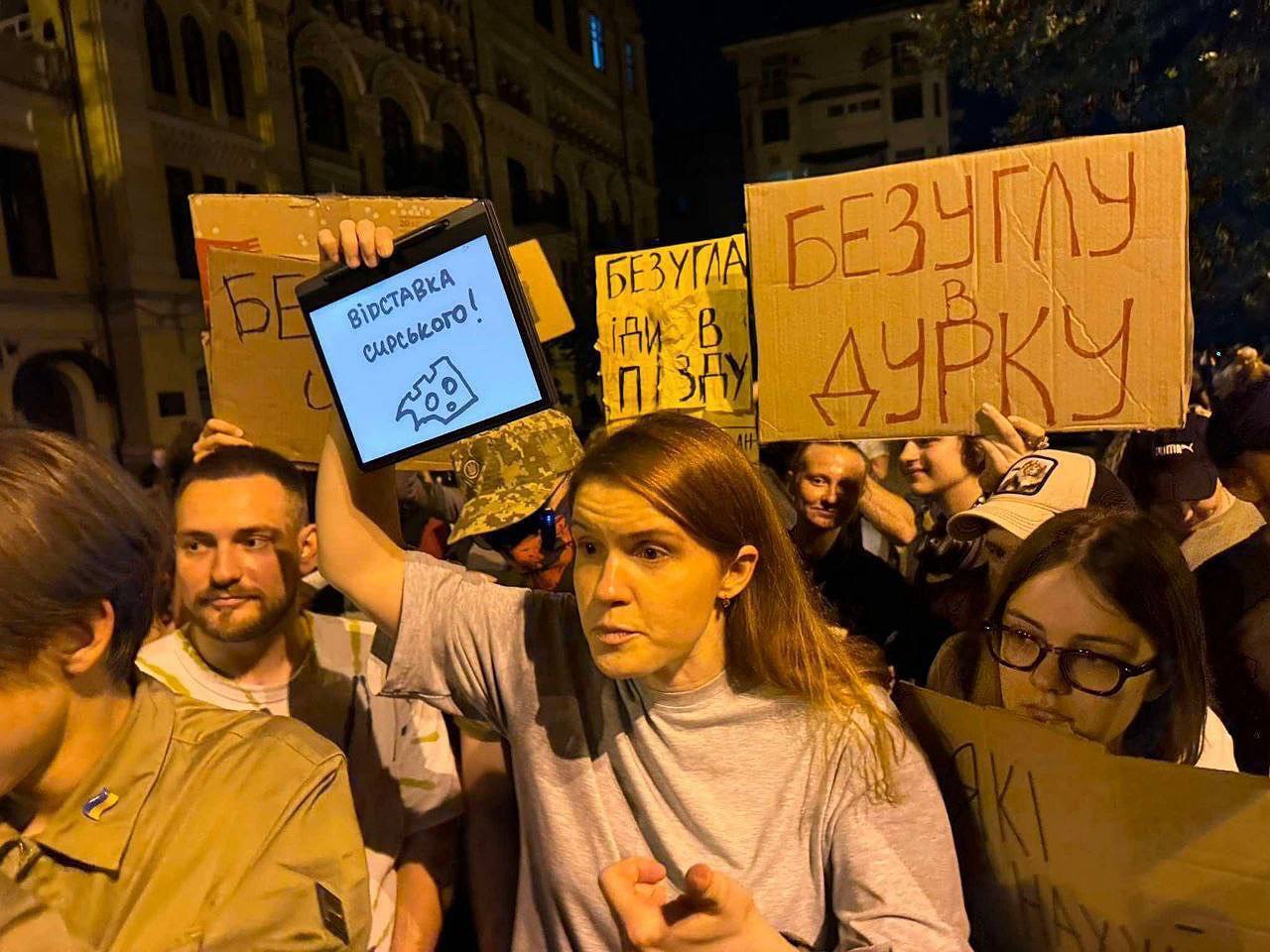 "Безуглую в дурку": депутат, которая пришла на митинг против закона о НАБУ и САП, за который сама и голосовала, стала мемом. Вирусные фото