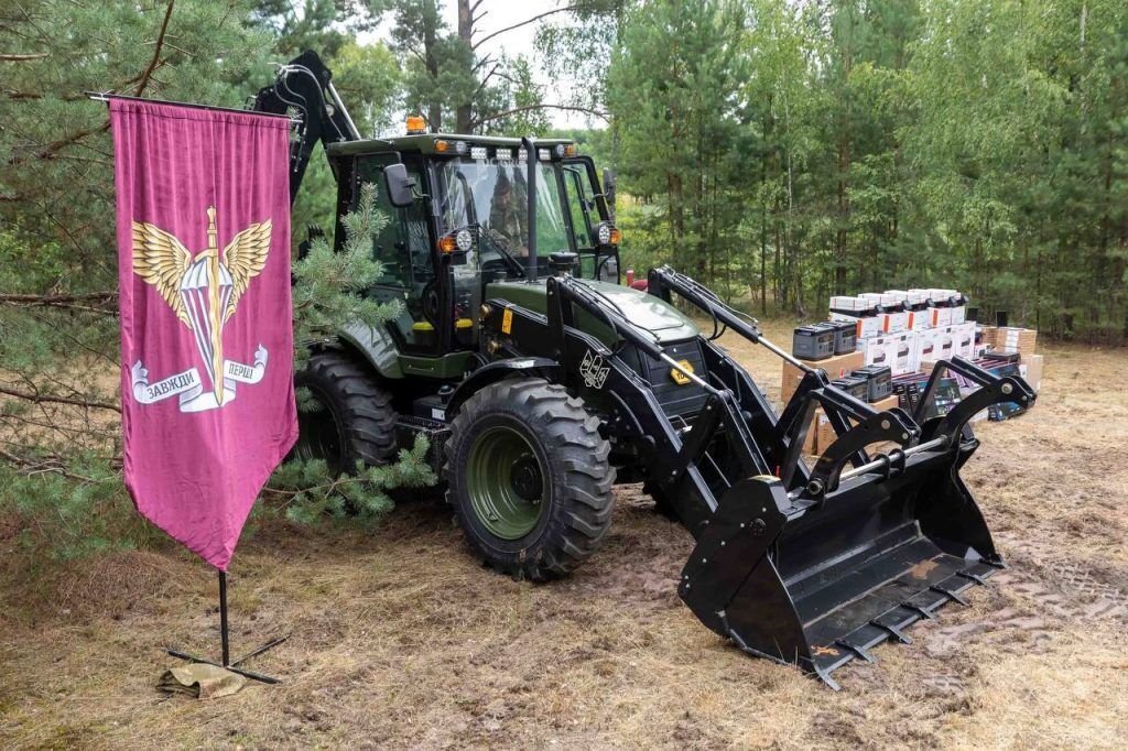 Укрепление обороны не подождет до завтра: Порошенко привез десантникам уникальные комплексы для восстановления боевой техники