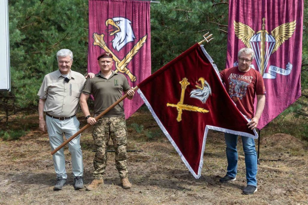 Укрепление обороны не подождет до завтра: Порошенко привез десантникам уникальные комплексы для восстановления боевой техники