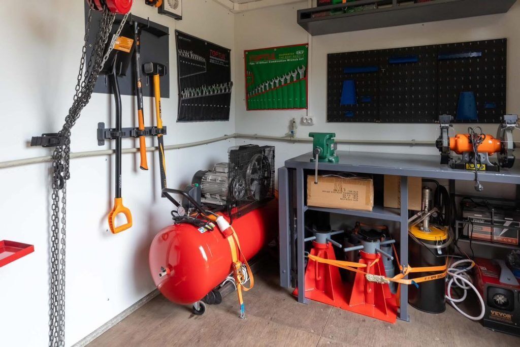 Укрепление обороны не подождет до завтра: Порошенко привез десантникам уникальные комплексы для восстановления боевой техники