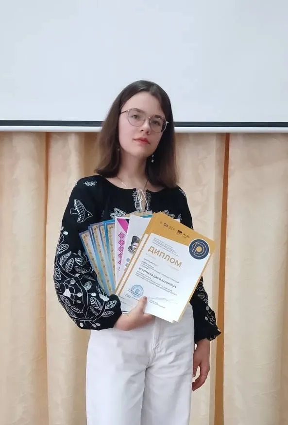 Выпускница из Миргорода, набравшая максимальные 800 баллов на НМТ, назвала два вуза и специальности, между которыми выбирает