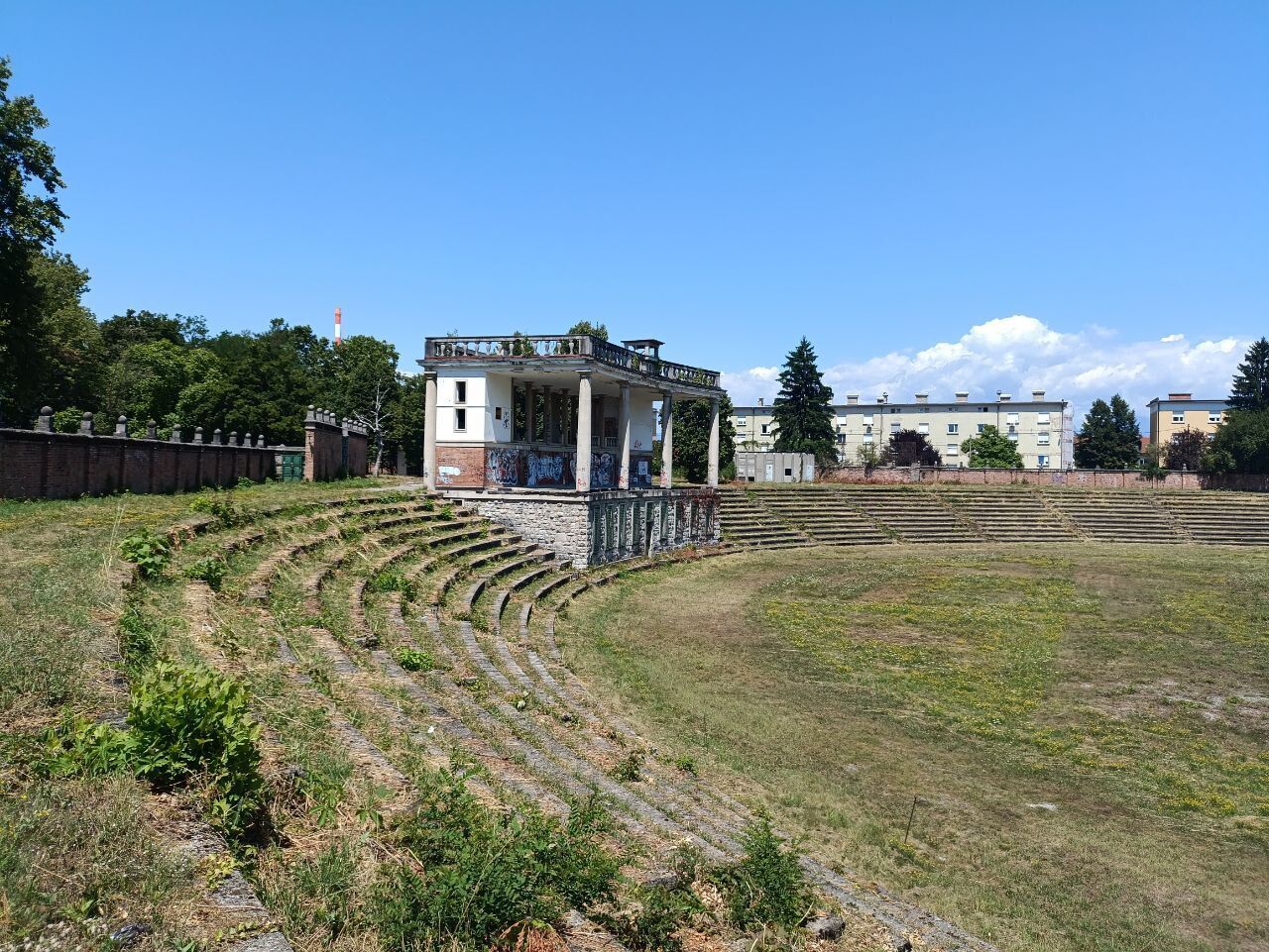 Заброшен и разрушен: как сейчас выглядит стадион в Словении, где Шовковский пропустил гол с центра поля. Фото