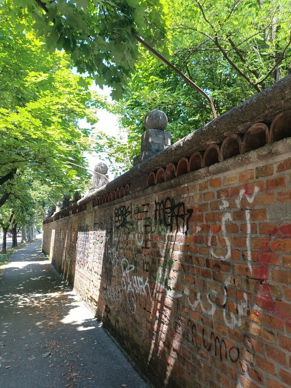 Заброшен и разрушен: как сейчас выглядит стадион в Словении, где Шовковский пропустил гол с центра поля. Фото