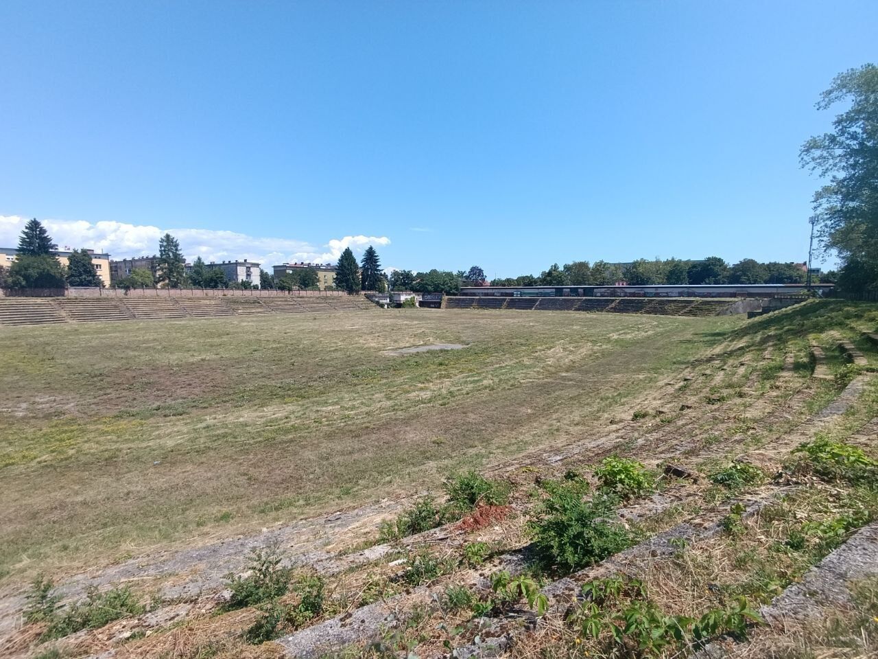 Заброшен и разрушен: как сейчас выглядит стадион в Словении, где Шовковский пропустил гол с центра поля. Фото